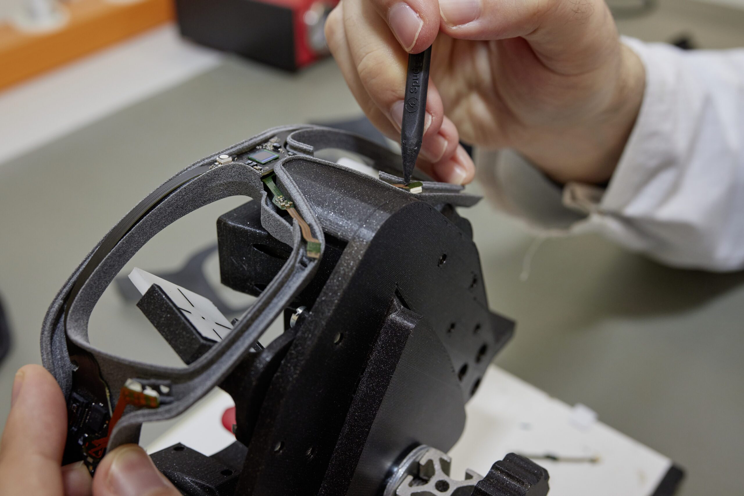 Micro assembling of the smart glasses